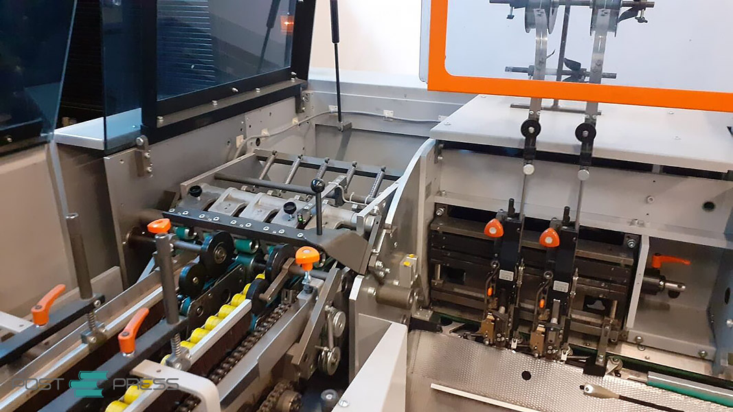 snášecí a šicí linka vazby V1 Hohner HSB 8.000 (2010) snášecí a šicí linka vazby V1 Hohner HSB 8.000 (2010)